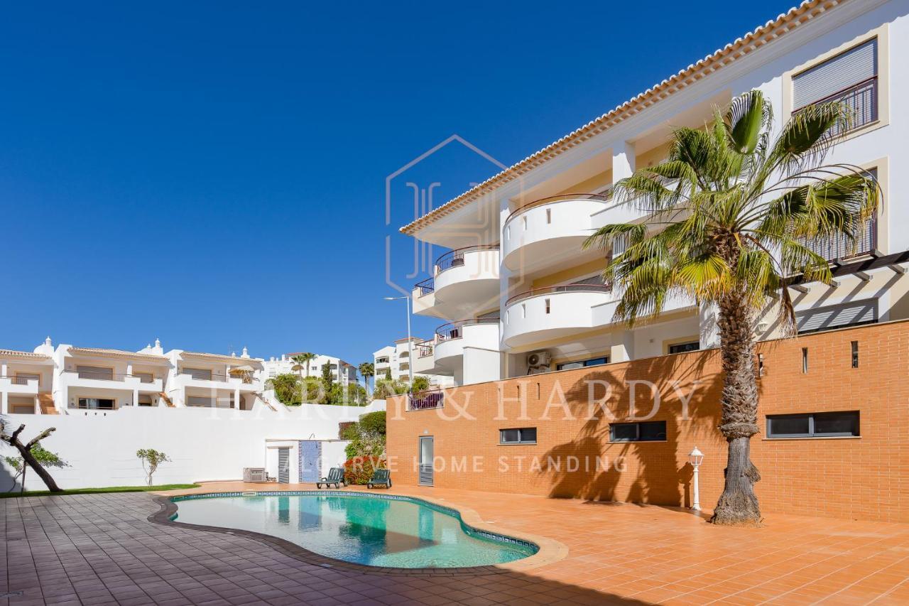 H&h: Chic Seaside Near Meia Apartment