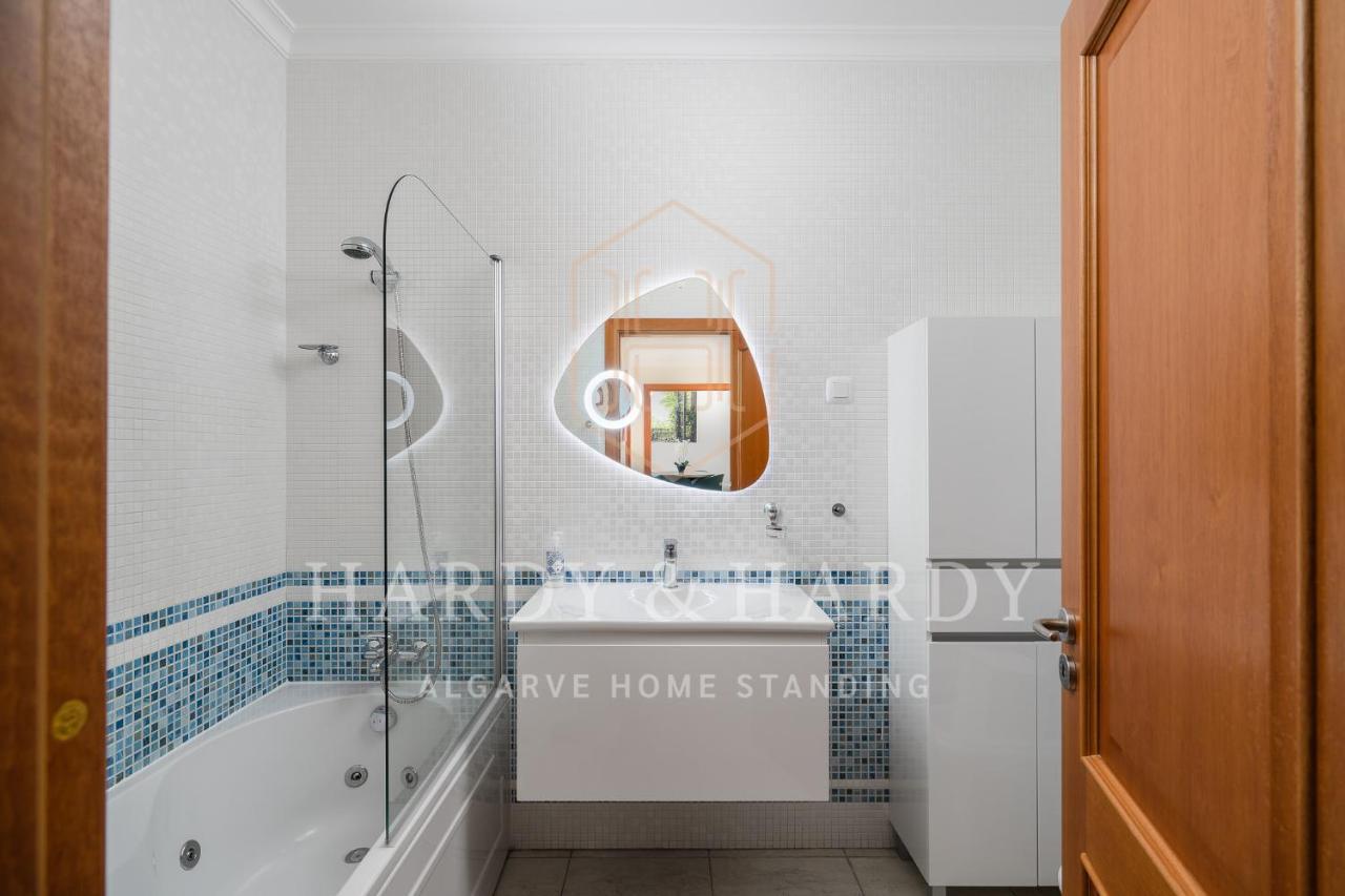 H&h: Chic Seaside Near Meia Apartment