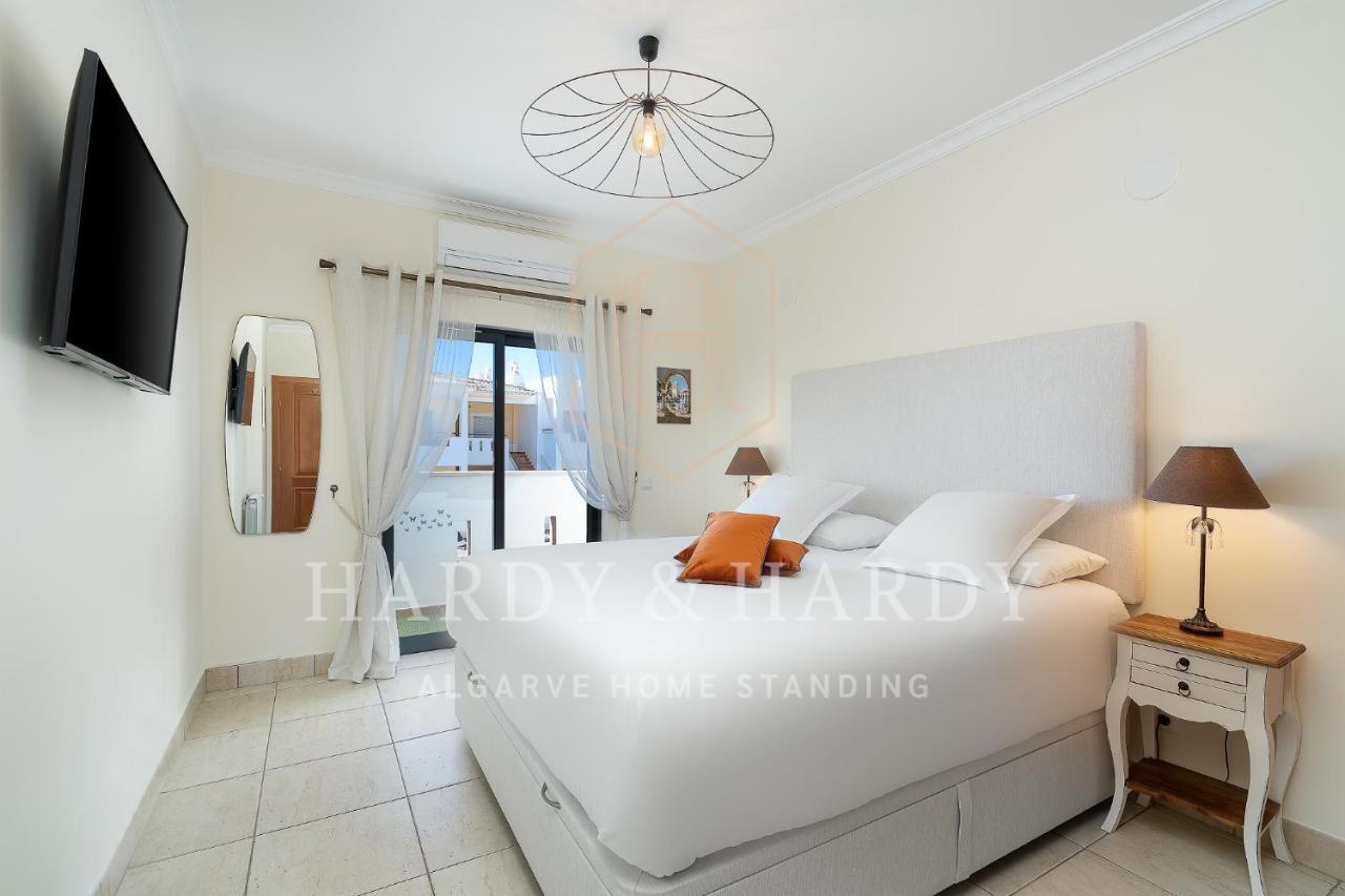 Apartment H&h: Chic Seaside Near Meia Lagos